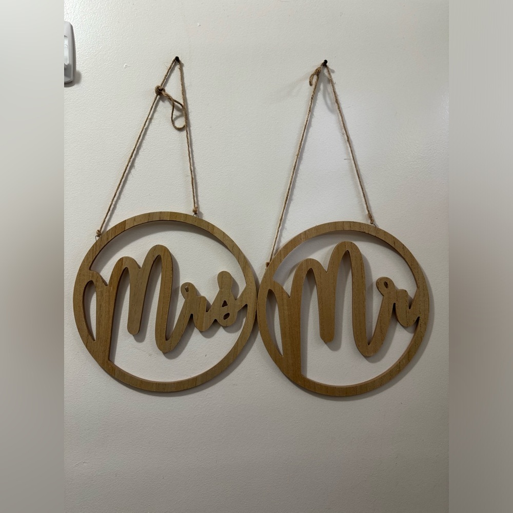 Mr and mrs chair sign, veil and 5 plastic rings